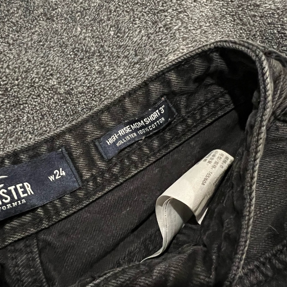 Hollister High Rise Mom Shorts 3”. Black. - Picture 3 of 4